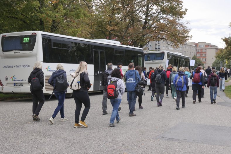  Zaměstnanci Olomouckého kraje vyměnili kanceláře za terén. Pomáhali v krajských organizacích a poznávali jejich každodenní realitu
