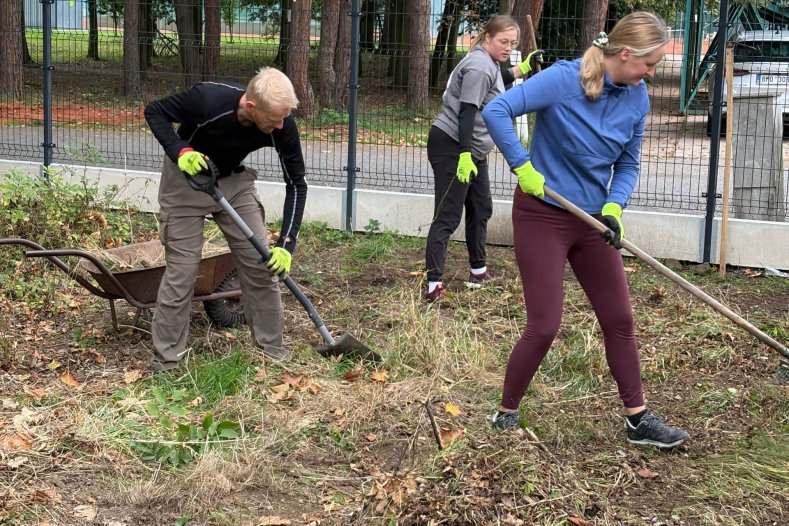  Zaměstnanci Olomouckého kraje vyměnili kanceláře za terén. Pomáhali v krajských organizacích a poznávali jejich každodenní realitu
