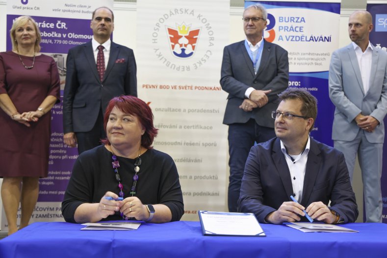  Středoškoláci zamíří z učeben přímo do výroby. Lutínská strojárna uzavřela partnerství s MUBEA
