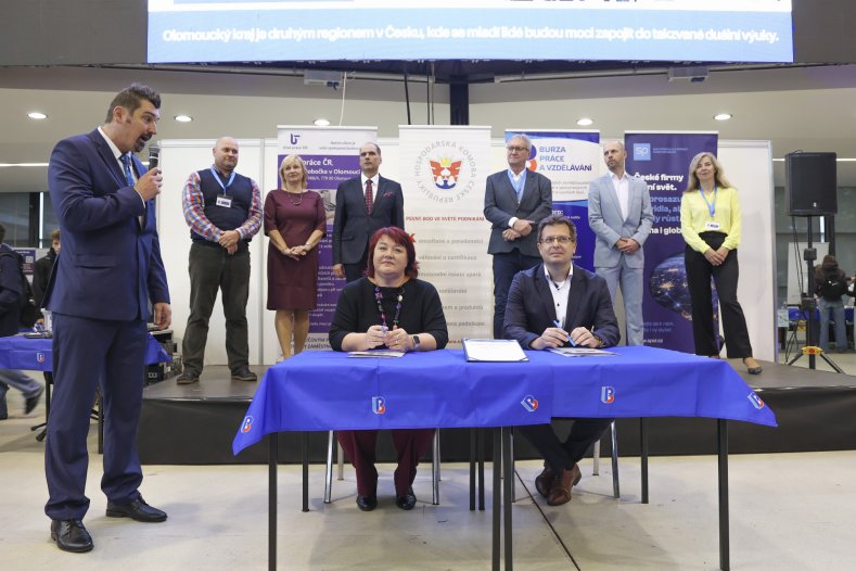  Středoškoláci zamíří z učeben přímo do výroby. Lutínská strojárna uzavřela partnerství s MUBEA
