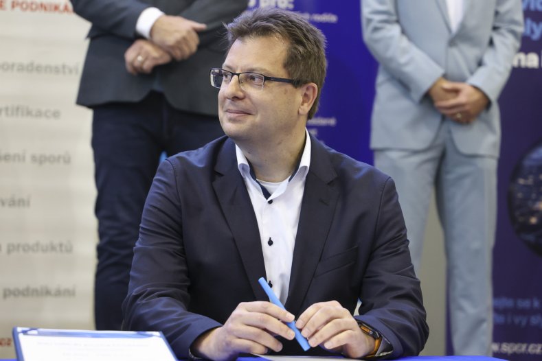  Středoškoláci zamíří z učeben přímo do výroby. Lutínská strojárna uzavřela partnerství s MUBEA
