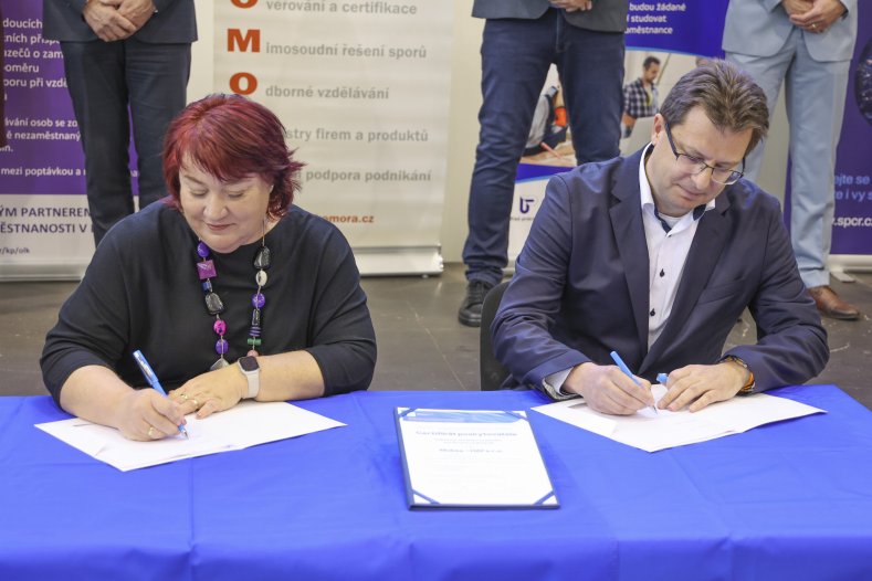  Středoškoláci zamíří z učeben přímo do výroby. Lutínská strojárna uzavřela partnerství s MUBEA

