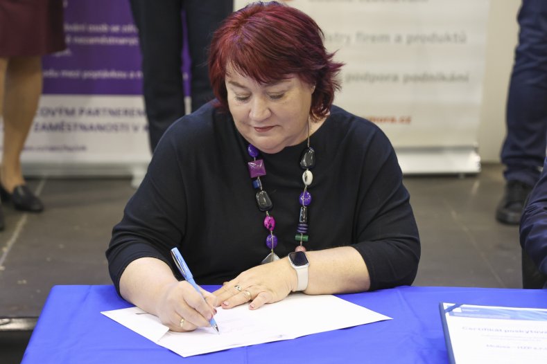  Středoškoláci zamíří z učeben přímo do výroby. Lutínská strojárna uzavřela partnerství s MUBEA
