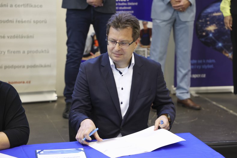  Středoškoláci zamíří z učeben přímo do výroby. Lutínská strojárna uzavřela partnerství s MUBEA
