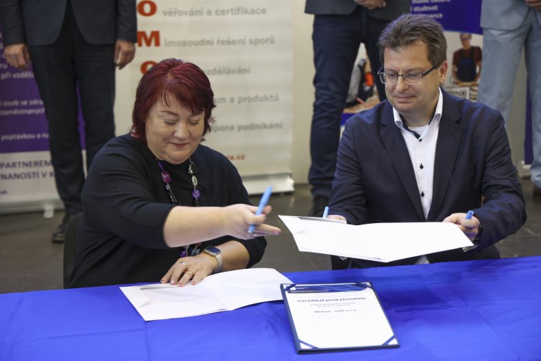  Středoškoláci zamíří z učeben přímo do výroby. Lutínská strojárna uzavřela partnerství s MUBEA
