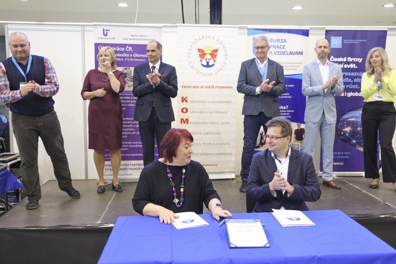  Středoškoláci zamíří z učeben přímo do výroby. Lutínská strojárna uzavřela partnerství s MUBEA
