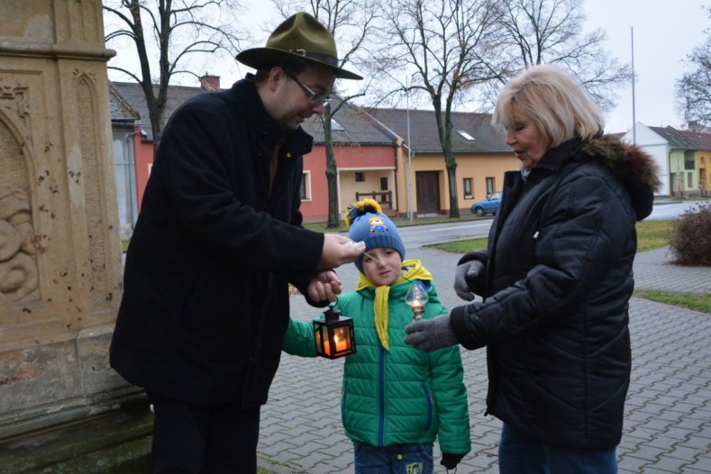 Skauti v Brodku u Přerova donesli Betlémské světlo
