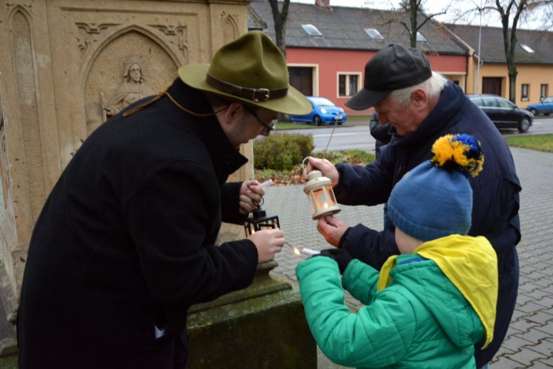Skauti v Brodku u Přerova donesli Betlémské světlo