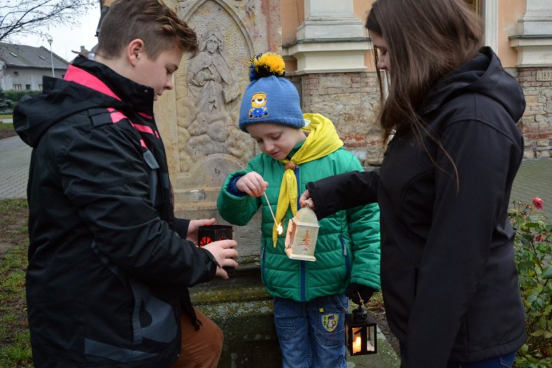 Skauti v Brodku u Přerova donesli Betlémské světlo