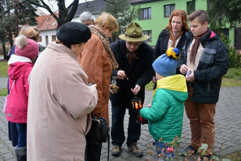 Skauti v Brodku u Přerova donesli Betlémské světlo