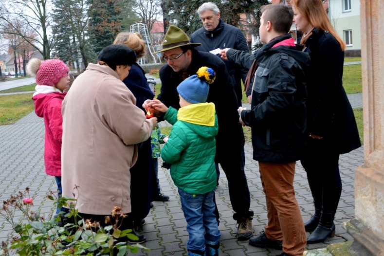 Skauti v Brodku u Přerova donesli Betlémské světlo