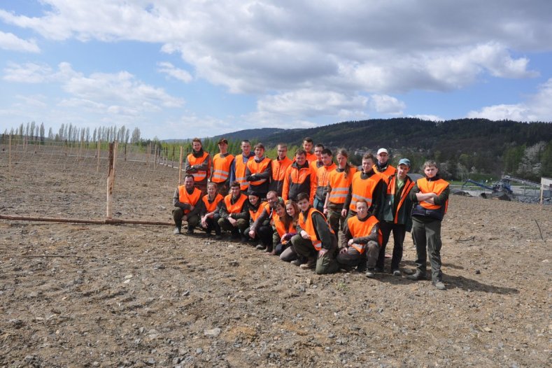 Medová výsypka v Hrabůvce – rekultivace v rukou studentů lesnické školy     foto: Kamila Botková