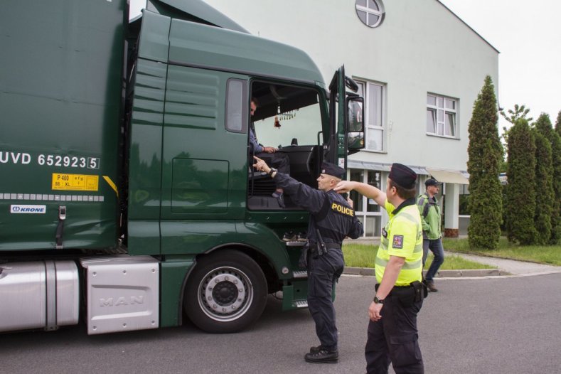 Poprvé v terénu. Speciální policejní auto, které koupil Olomoucký kraj, nasazeno při dopravně bezpečnostní akci v Kocourovci