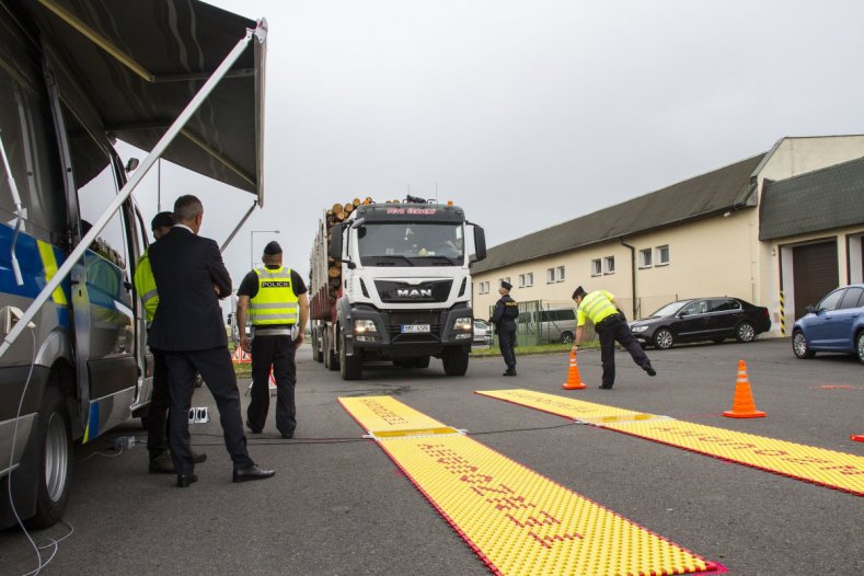 Poprvé v terénu. Speciální policejní auto, které koupil Olomoucký kraj, nasazeno při dopravně bezpečnostní akci v Kocourovci