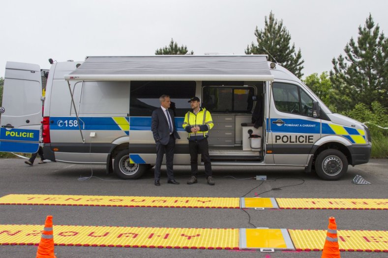 Poprvé v terénu. Speciální policejní auto, které koupil Olomoucký kraj, nasazeno při dopravně bezpečnostní akci v Kocourovci