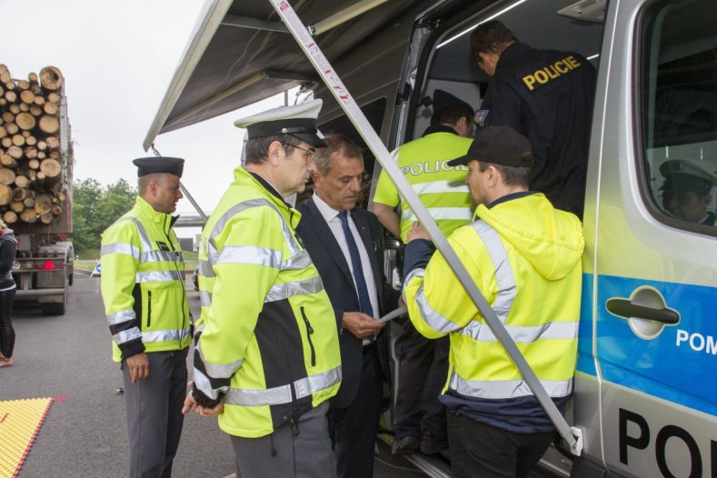 Poprvé v terénu. Speciální policejní auto, které koupil Olomoucký kraj, nasazeno při dopravně bezpečnostní akci v Kocourovci