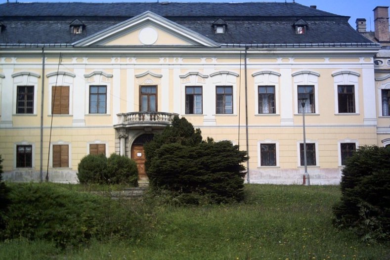 Nové využití pro zámek v Žádlovicích. Archeologické centrum Olomouc sem přesune depozitář