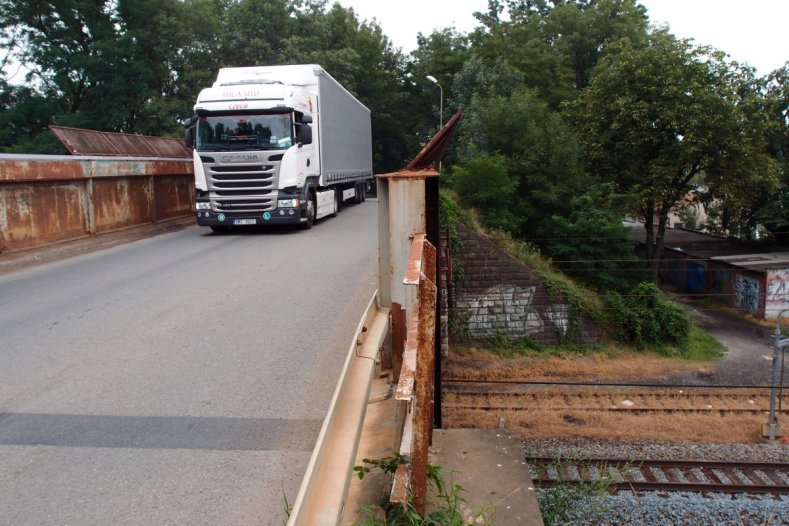 Dva mosty nad železniční tratí dosluhují, radní teď čekají na podrobný průzkum           foto: MmPř