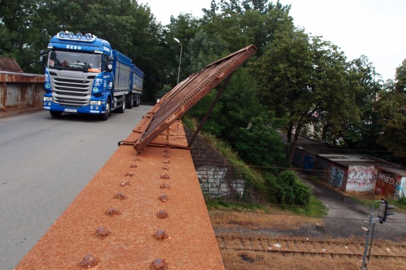 Dva mosty nad železniční tratí dosluhují, radní teď čekají na podrobný průzkum           foto: MmPř