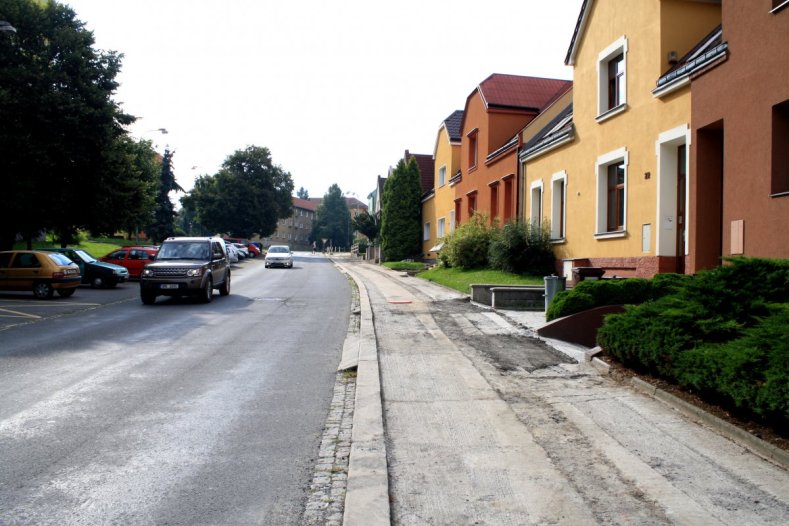 Oprava chodníků musela být zastavena, dělníci narazili na problém s podložím