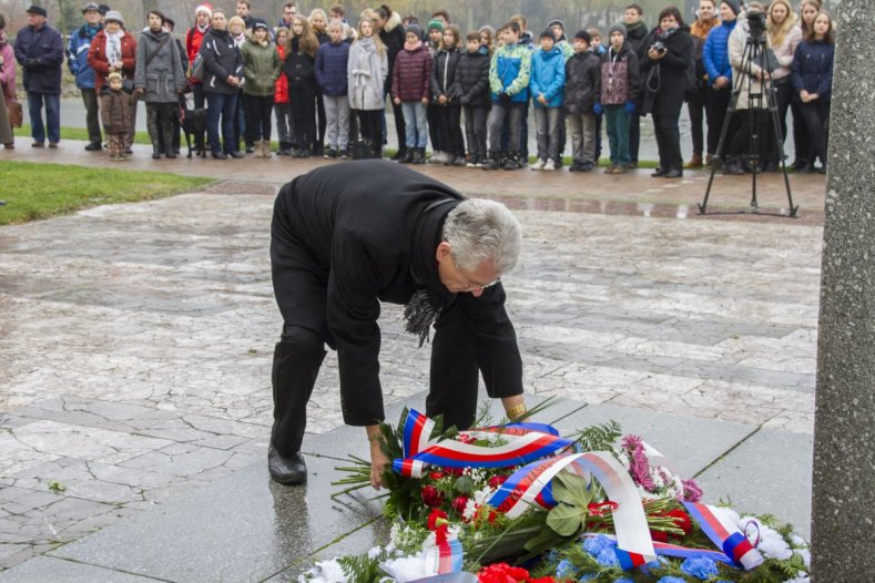 Hejtman Košta položil kytici k pomníku Jana Opletala v Litovli