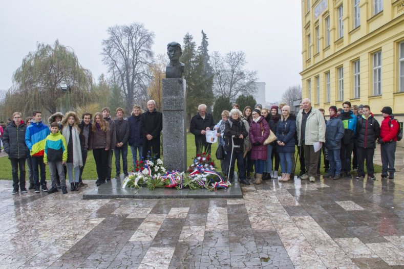 Hejtman Košta položil kytici k pomníku Jana Opletala v Litovli