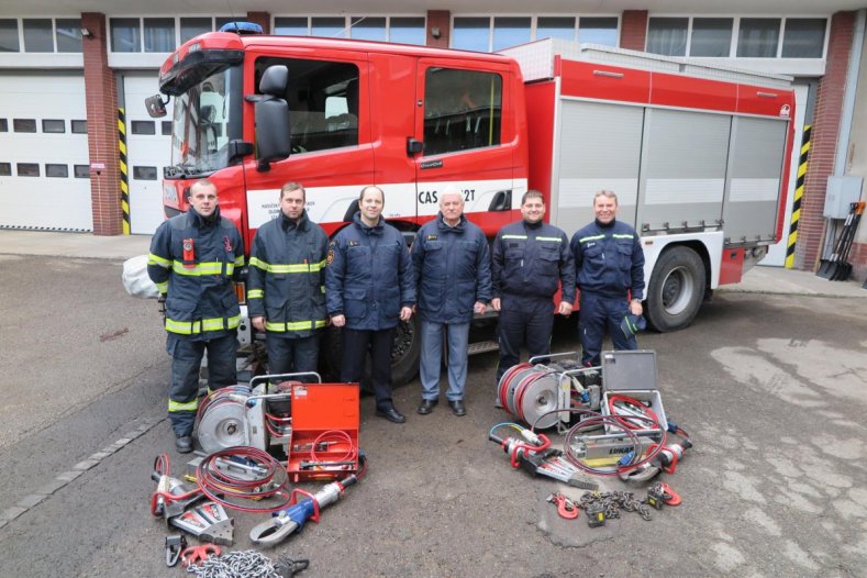 Dobrovolní hasiči dostali pod stromeček vyprošťovací zařízení