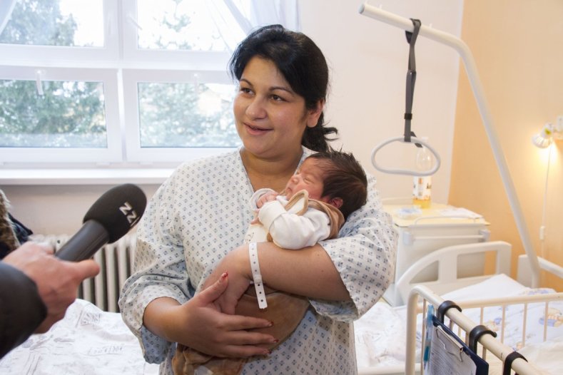 Hejtman Košta obdaroval první dítě Olomouckého kraje roku 2017