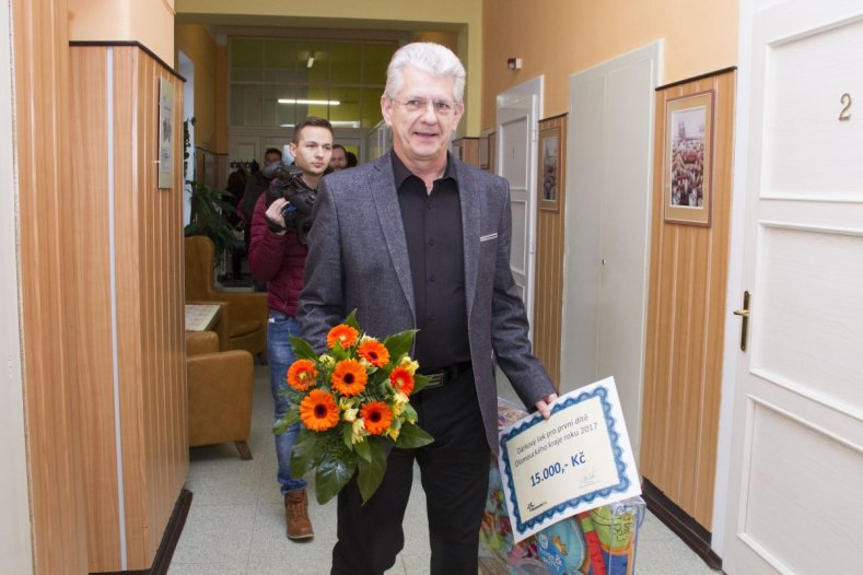 Hejtman Košta obdaroval první dítě Olomouckého kraje roku 2017