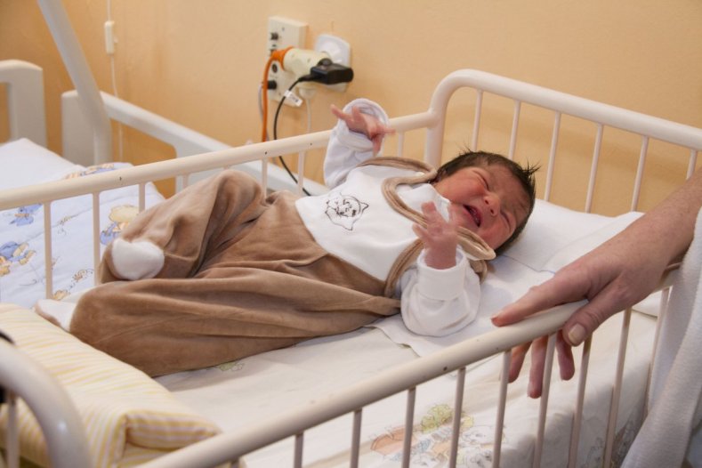 Hejtman Košta obdaroval první dítě Olomouckého kraje roku 2017