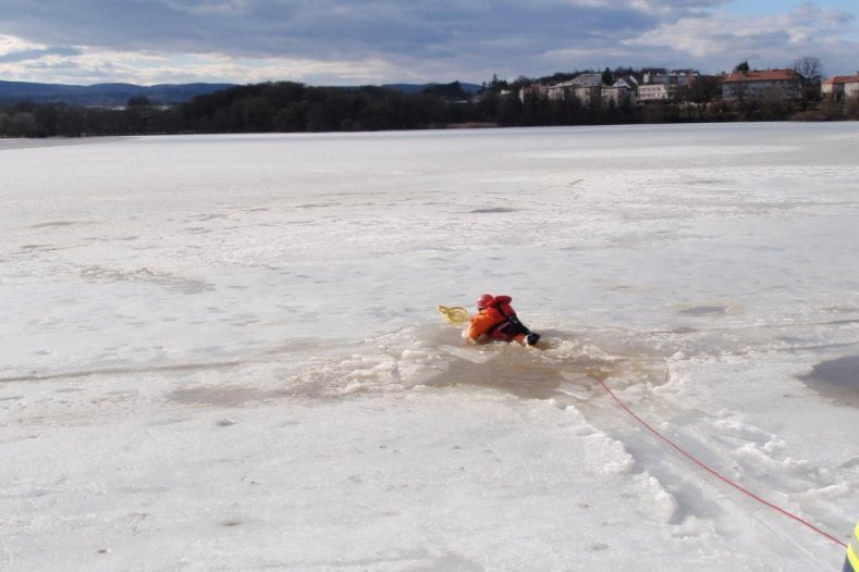 Prostějovští hasiči trénovali na zamrzlé vodní hladině Plumlovské přehrady