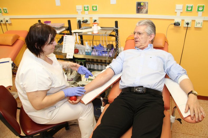 Hejtman Košta a rektor Univerzity Palackého dnes darovali krev