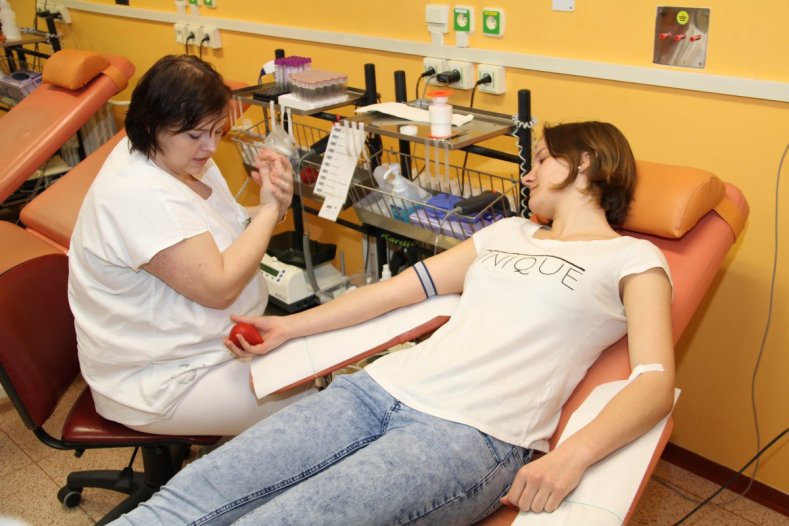 Hejtman Košta a rektor Univerzity Palackého dnes darovali krev