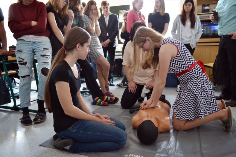 Tým anesteziologicko-resuscitačního oddělení Nemocnice Prostějov přiblížil studentům základy první pomoci
