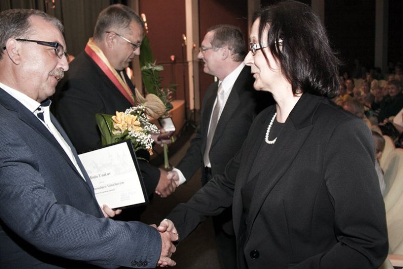 Uničov ocenil práci manželů Volochových bronzovou pamětní medailí 