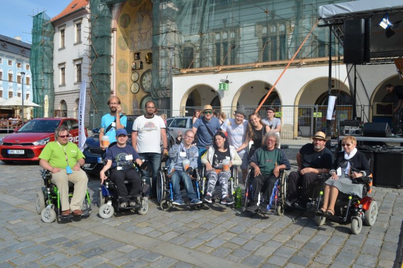 Lidé zakoupením zasukovaných tkaniček podpořili olomoucký Spolek Trend vozíčkářů
