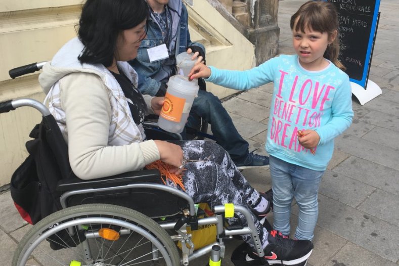 Lidé zakoupením zasukovaných tkaniček podpořili olomoucký Spolek Trend vozíčkářů