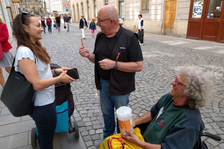 Lidé zakoupením zasukovaných tkaniček podpořili olomoucký Spolek Trend vozíčkářů