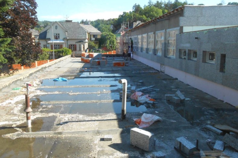 Kraj pokračuje v investicích do škol, potěší i řidiče 