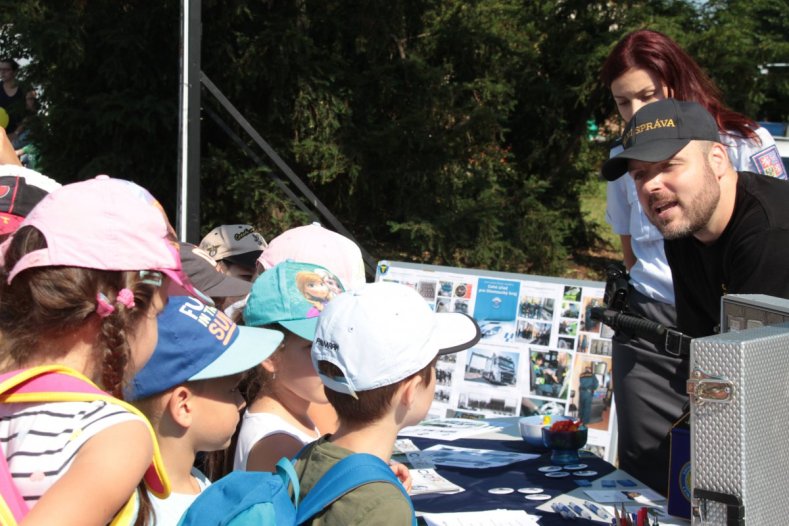 Děti slaví. Kraj pro ně připravil den s hasiči, policisty a záchranáři