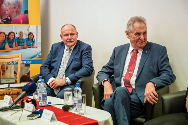 Budujte víc domovů pro seniory, vyzval prezident 