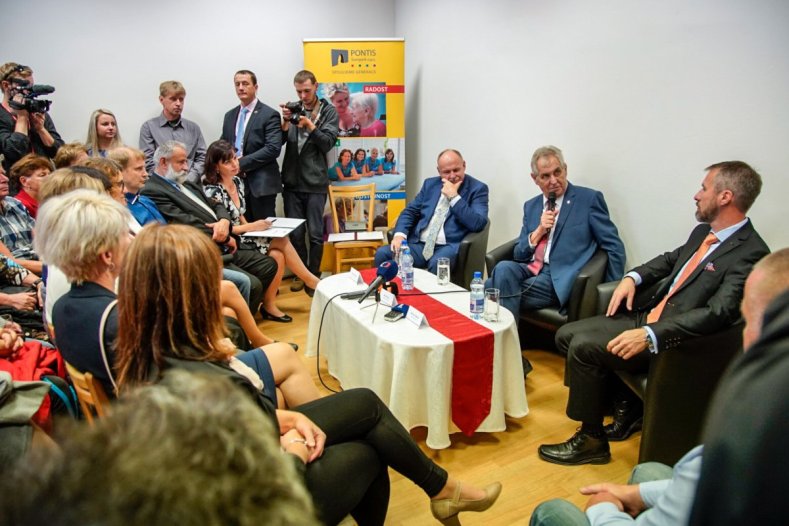 Budujte víc domovů pro seniory, vyzval prezident 