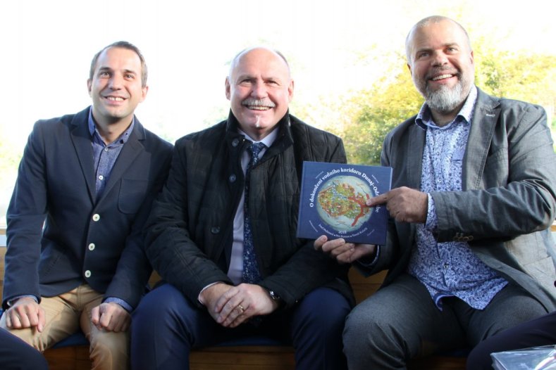 Prodloužení Baťova kanálu projednával hejtman přímo na lodi