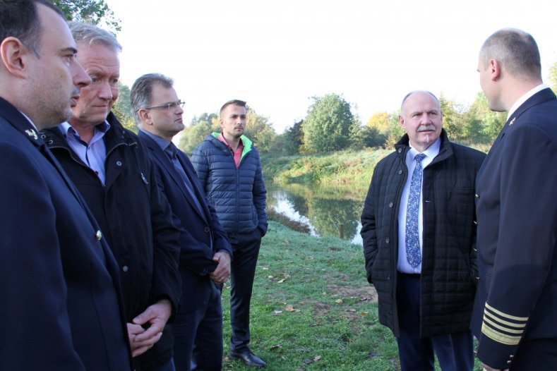 Prodloužení Baťova kanálu projednával hejtman přímo na lodi