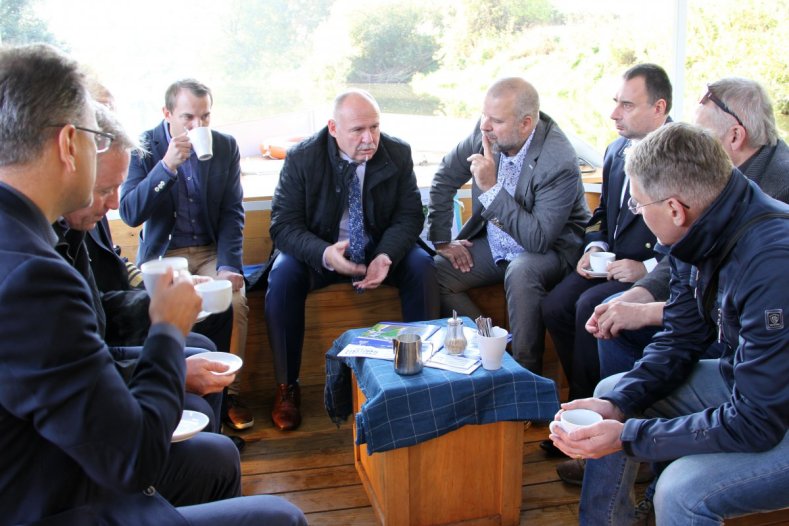 Prodloužení Baťova kanálu projednával hejtman přímo na lodi