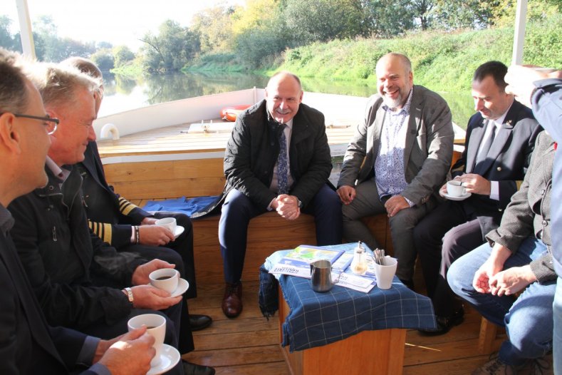 Prodloužení Baťova kanálu projednával hejtman přímo na lodi