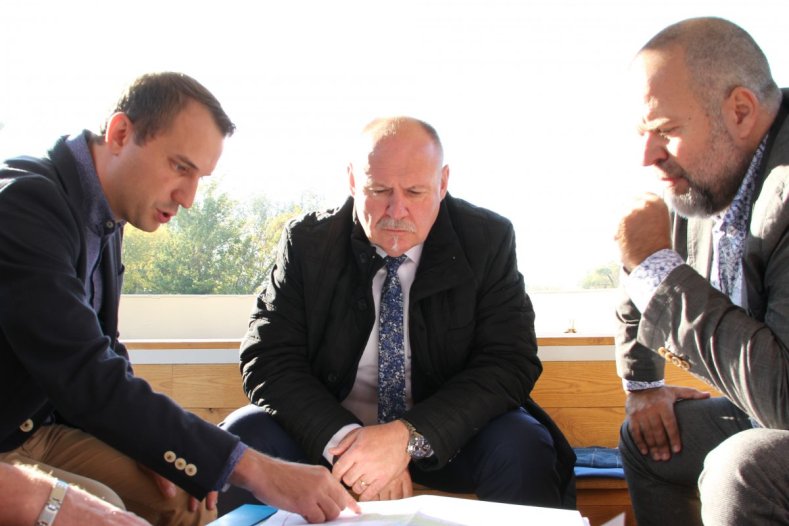 Prodloužení Baťova kanálu projednával hejtman přímo na lodi