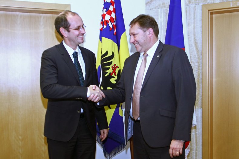 Olomoucký kraj navštívil německý velvyslanec. S náměstkem hejtmana Jiřím Zemánkem diskutoval o ekonomice i školství