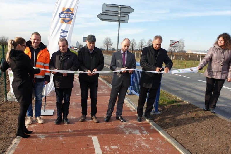 Nová cyklostezka na Uničovsku. Pásku přestřihli náměstci hejtmana