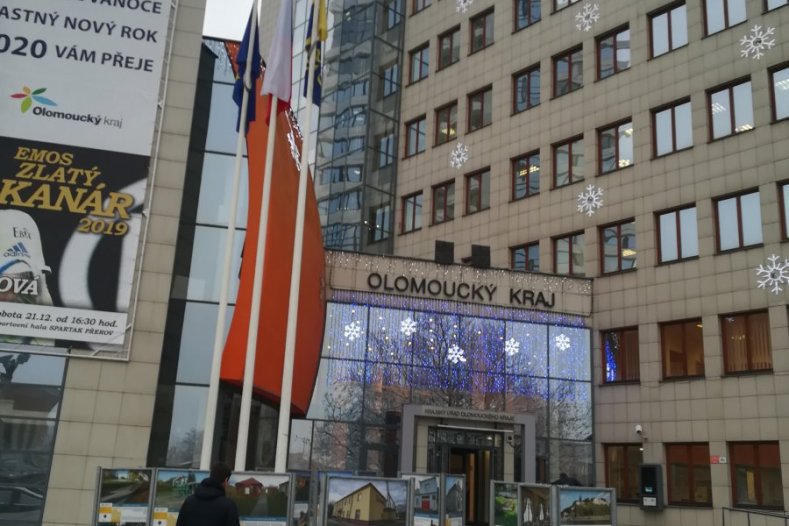 V novém roce Vás před Krajským úřadem Olomouckého kraje přivítá výstava Má vlast cestami proměn 